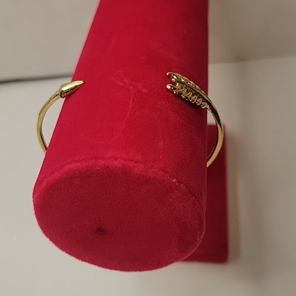 Stella & Dot Arrow Cuff Modest Dainty Feminine Southwestern Gold Tone Bracelet